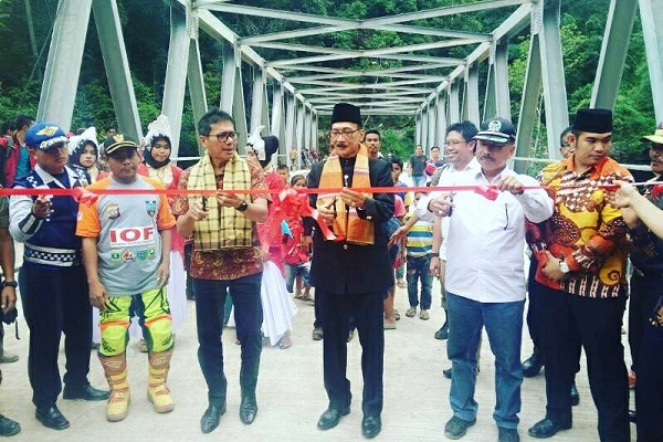 Gubernur Resmikan Jembatan Bayang Nyalo Gubernur Resmikan Jembatan Bayang Nyalo