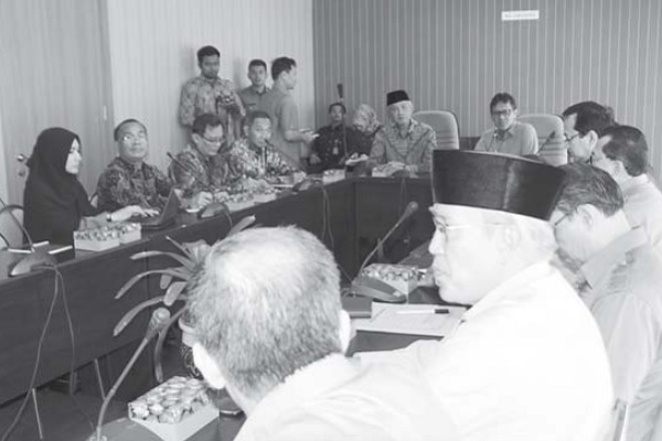 Gubernur Sumbar Irwan Prayitno berdiskusi dengan tim Wantimpres. Gubernur Sumbar Irwan Prayitno berdiskusi dengan tim Wantimpres.