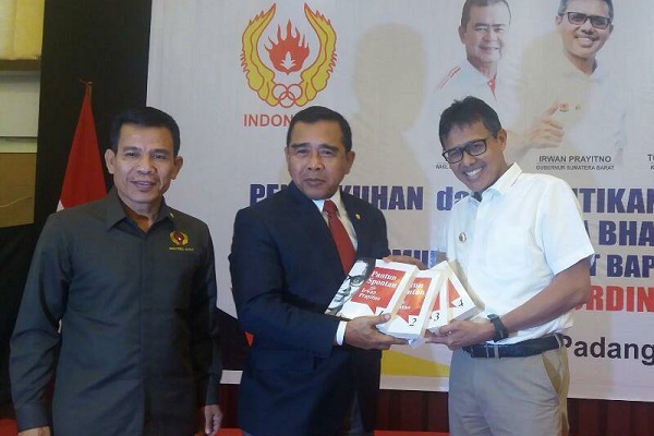 Pengukuhkan pengurus KONI Sumatera Barat masa bakti 2017-2021 Pengukuhkan pengurus KONI Sumatera Barat masa bakti 2017-2021