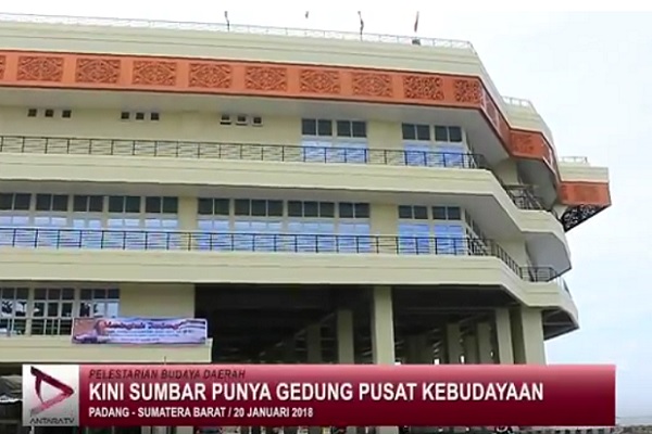 Maningkek Janjang Gedung Kebudayaan